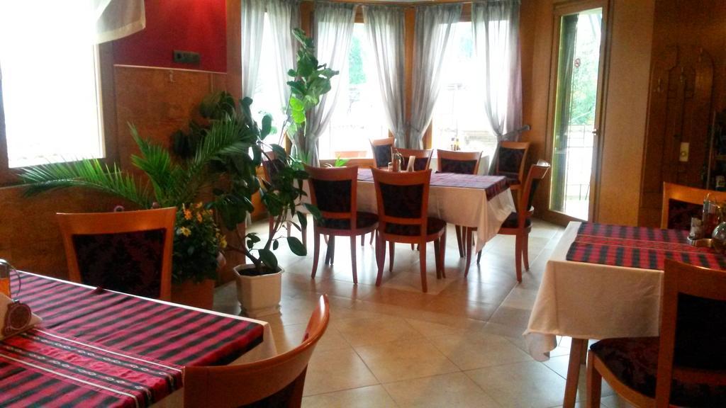 Family Hotel Sonata ซาโมคอฟ ภายนอก รูปภาพ