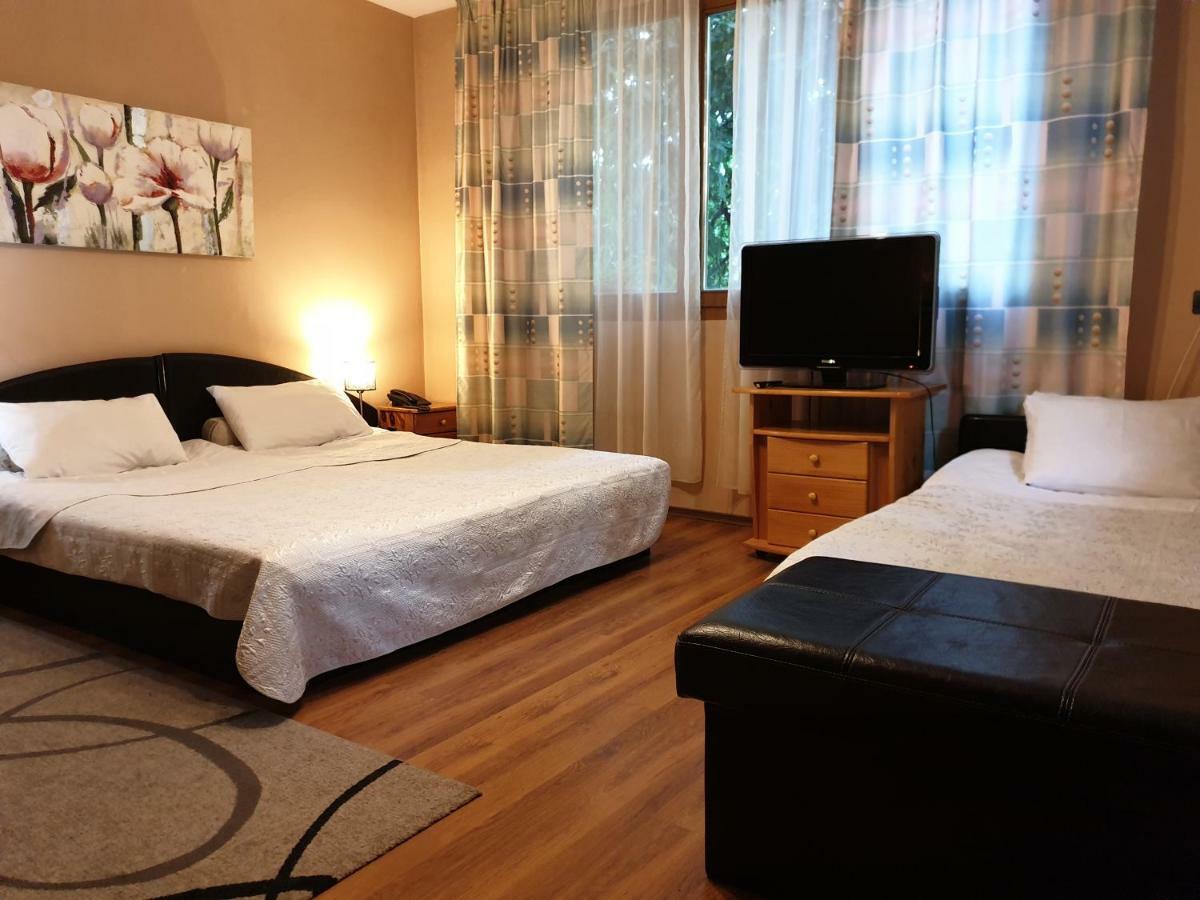 Family Hotel Sonata ซาโมคอฟ ภายนอก รูปภาพ